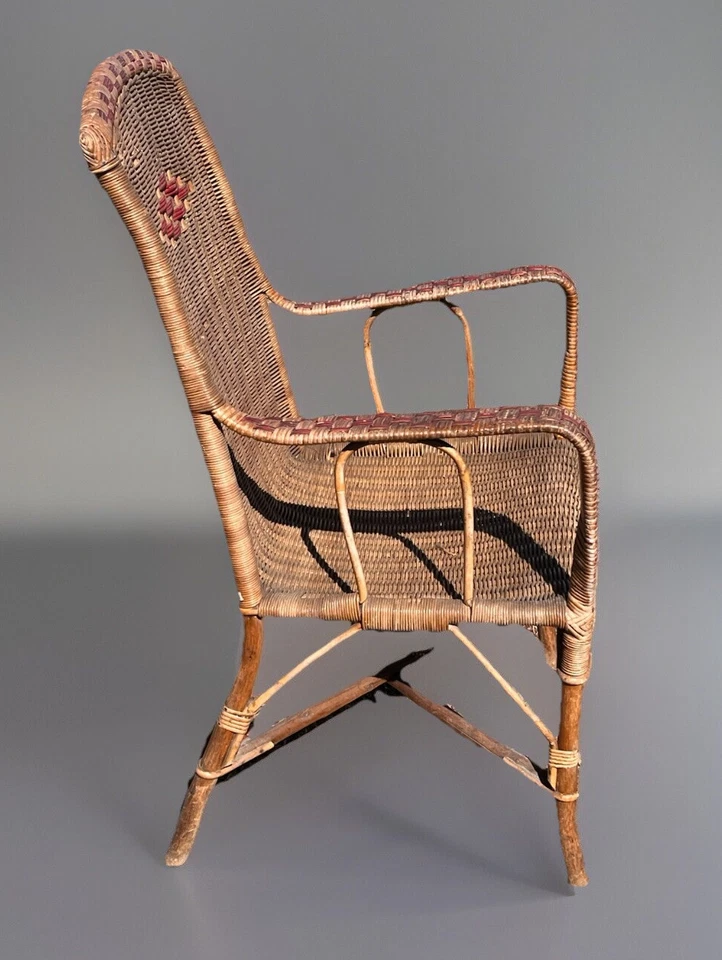 Sillón vintage con respaldo alto de bambú mimbre ratán detalles rojos mediados de siglo Foto 3 de 4