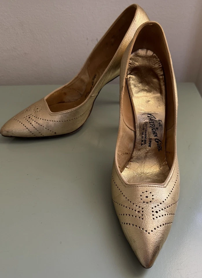 Zapatos de salón para mujer American Girl dorado lamé 4" tacón de madera estrecho talla 7 AA de colección Foto 2 de 4