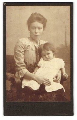 Photograph Carl Stüwe, Süderbrarup, portrait young mother with her daughter in  