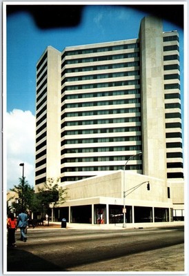 VINTAGE CONTINENTAL SIZE POSTCARD THE HYATT REGENCY HOTEL IN LOUISVILLE KENTUCKY