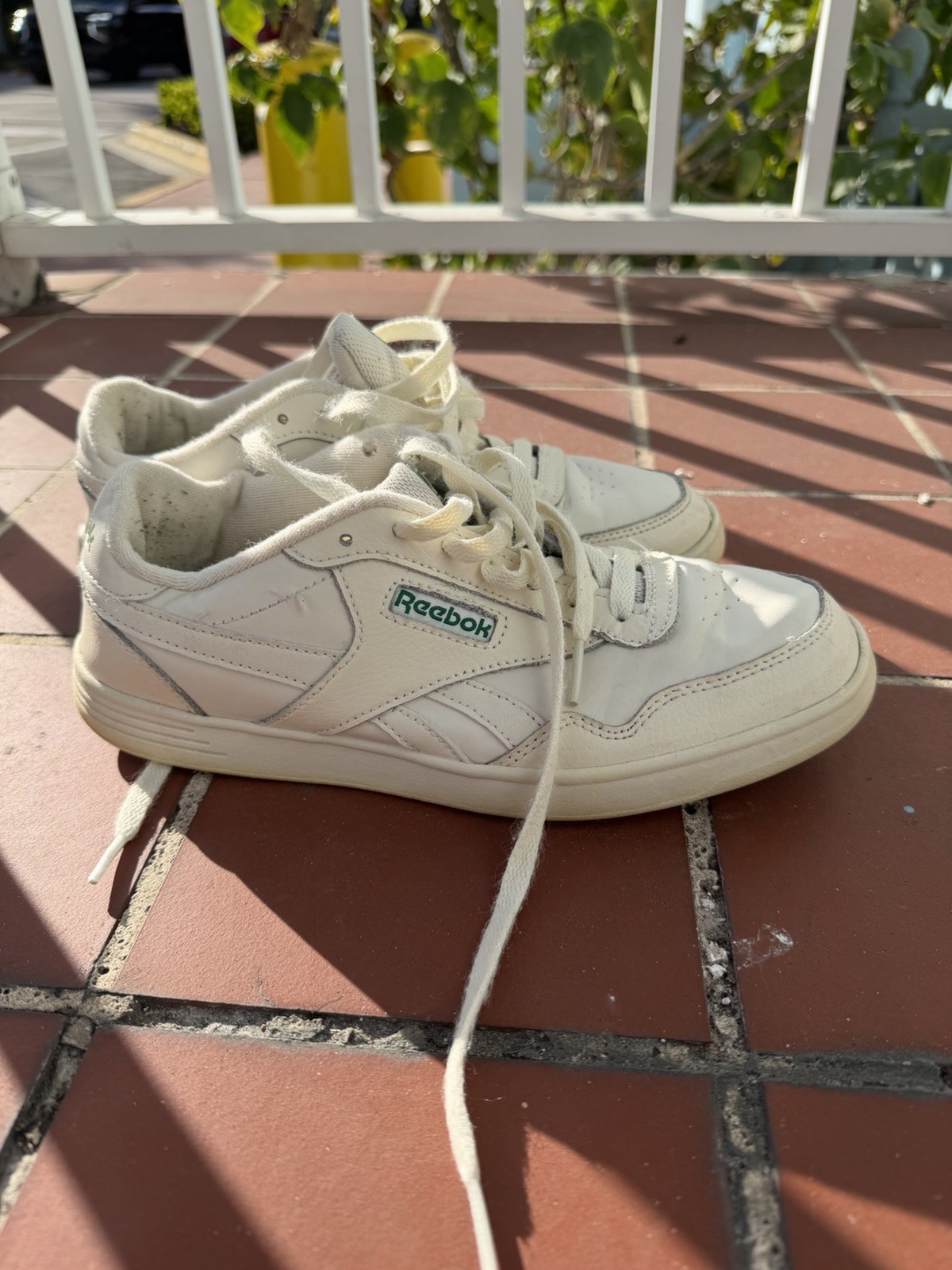 Reebok White Lace Up Low Top Solid Pattern Athlet… - image 2