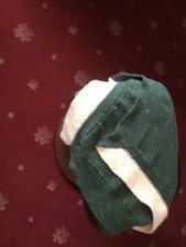 Grün gesprenkelt mit cremefarbener kleiner Decke. Handgestrickt 