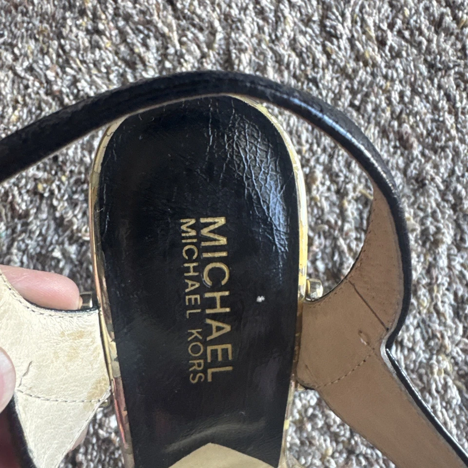 Logotipo feminino Michael Kors de couro com tiras salto alto preto e dourado 8,5 M - Imagem 2 de 4