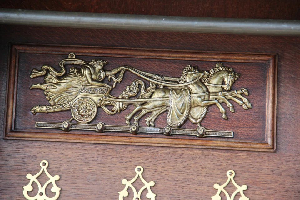 Perchero francés vintage 1960 madera de roble tallada placa de cobre carro de caballos Foto 3 de 4