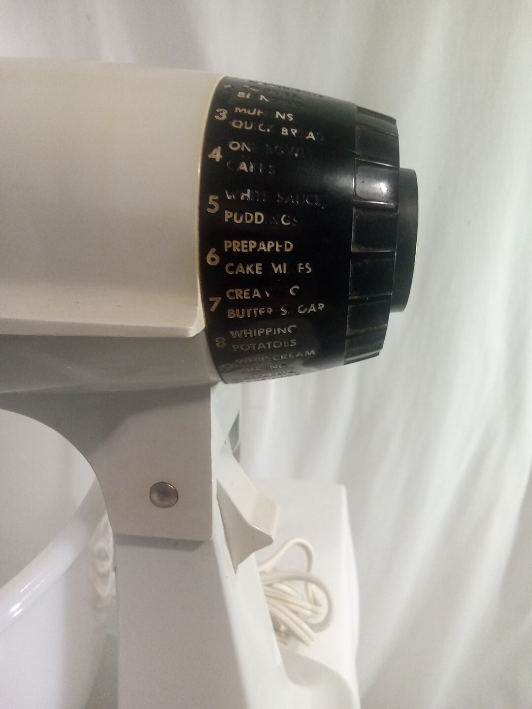 Vintage Sunbeam Vista Deluxe Mixmaster 12 Speed with Mixers And Bowl. Nice Cond.