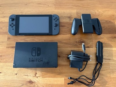 Nintendo Switch HAC-001(-01) Joy-Controller Bundle 32GB Handheld-Spielekonsole -
