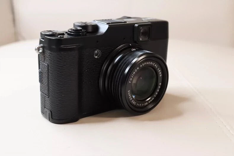 FUJIFILM X10 12MP Digital Camera with 12 Megapixel Optical Zoom Black 95%New - Image 3 of 4
