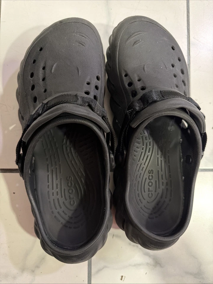 Zueco Crocs Echo en negro unisex, W12/M10 Foto 3 de 3