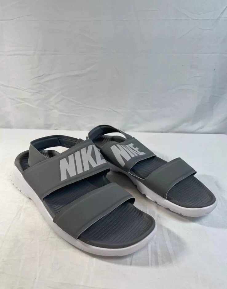 Nike Tanjun 882694 002 sandali da donna grigi con cinturino e gancio taglia 11