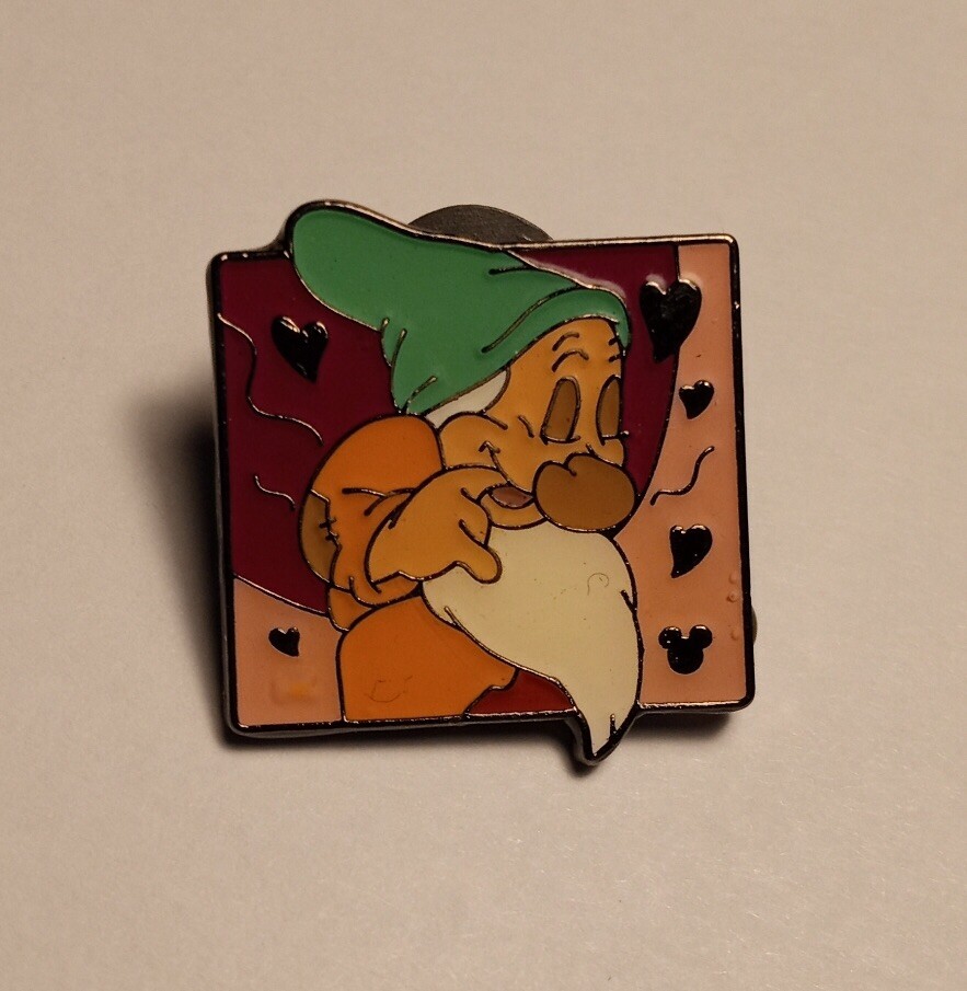 Bashful Snow White and the 7 Dwarfs 2014 Hidden Mickey HKDL Disney Pin 100651