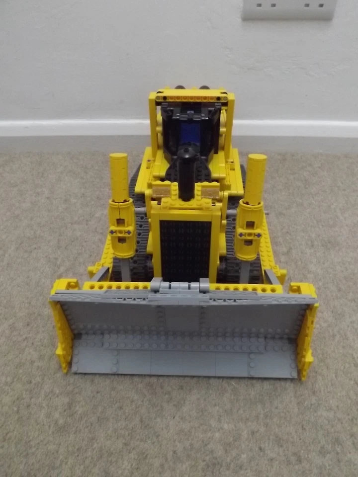 LEGO Technic 8275 Motorized Bulldozer, photo 4 of 5