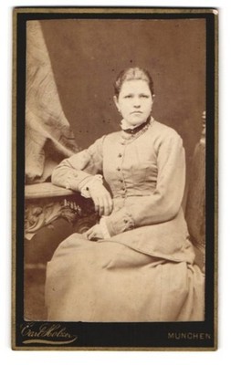 Fotografie Carl Holzer, München, Schommerstr. 17a, Portrait junge Dame im Kleid 