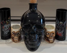 BLACK SKULL DECANTER WITH 4 SHOT GLASSES 2 CYLINDER AND 2 SKULL