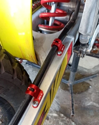 Guía de soporte de abrazaderas de manguera de freno trasero para Suzuki DRZ400 DRZ400E DRZ400S/SM DRZ250 Foto 2 de 2
