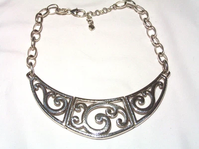 Brighton Argent Ton Déguisement Martelé Motif Bib Pendentif Collier - Photo 1/4