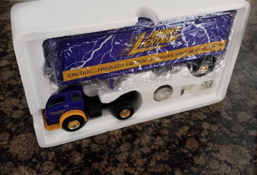 NEW FIRST GEAR 1953 WHITE 3000 1:34 JOHNNY LIGHTNING TRACTOR W/ 30’ TRAILER - Image 2 of 4