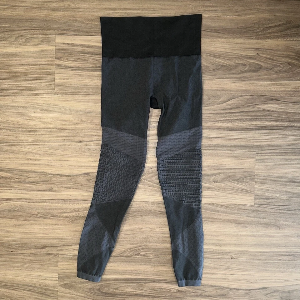 SPANX Look at Me Now 无痕摩托打底裤黑色 M 码 — 第 4/4 张图片