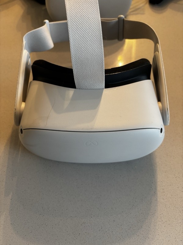 Meta Quest 2 Standalone VR Headset White Plastic with Controller Virtual Reality