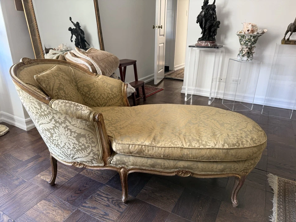 Vintage French Bergère Chaise Lounge – Gold Damask Upholstery, Carved Wood Frame - Image 2 of 4