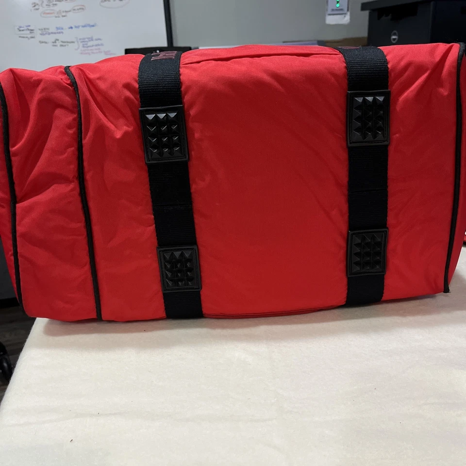 Bolso de Lona Marlboro Adventure Team Vintage Rojo Roca Lagarto Aislado Foto 3 de 4