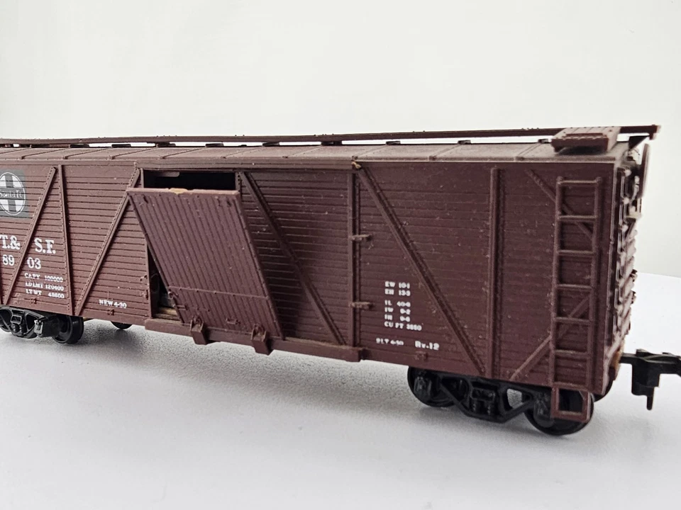 *READ Walthers HO Scale Santa Fe ATSF 128903 40' Single Sheathed Wood Box Car - Image 2 of 4