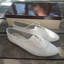 Vintage 1970s white Oxford shoes in original box, size 7