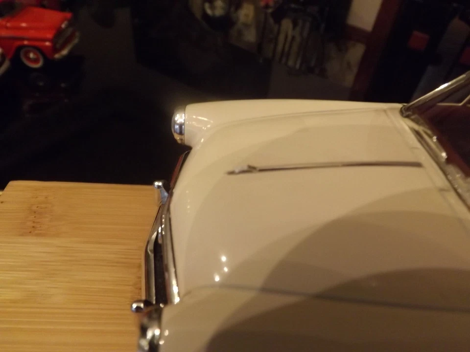 Road Signature, 1970 Russian GAZ Volga (M-21), 1:24, White and Maroon-Pre-owned - Image 4 of 4