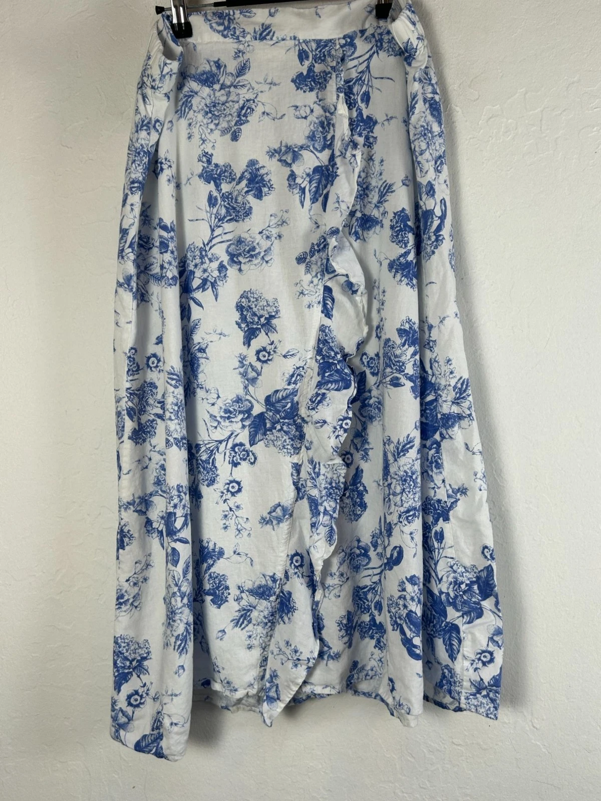 Land N Sea Blue & White Floral Midi Skirt Lightweight Linen Blend Elastic Waist
Opens in a new windo