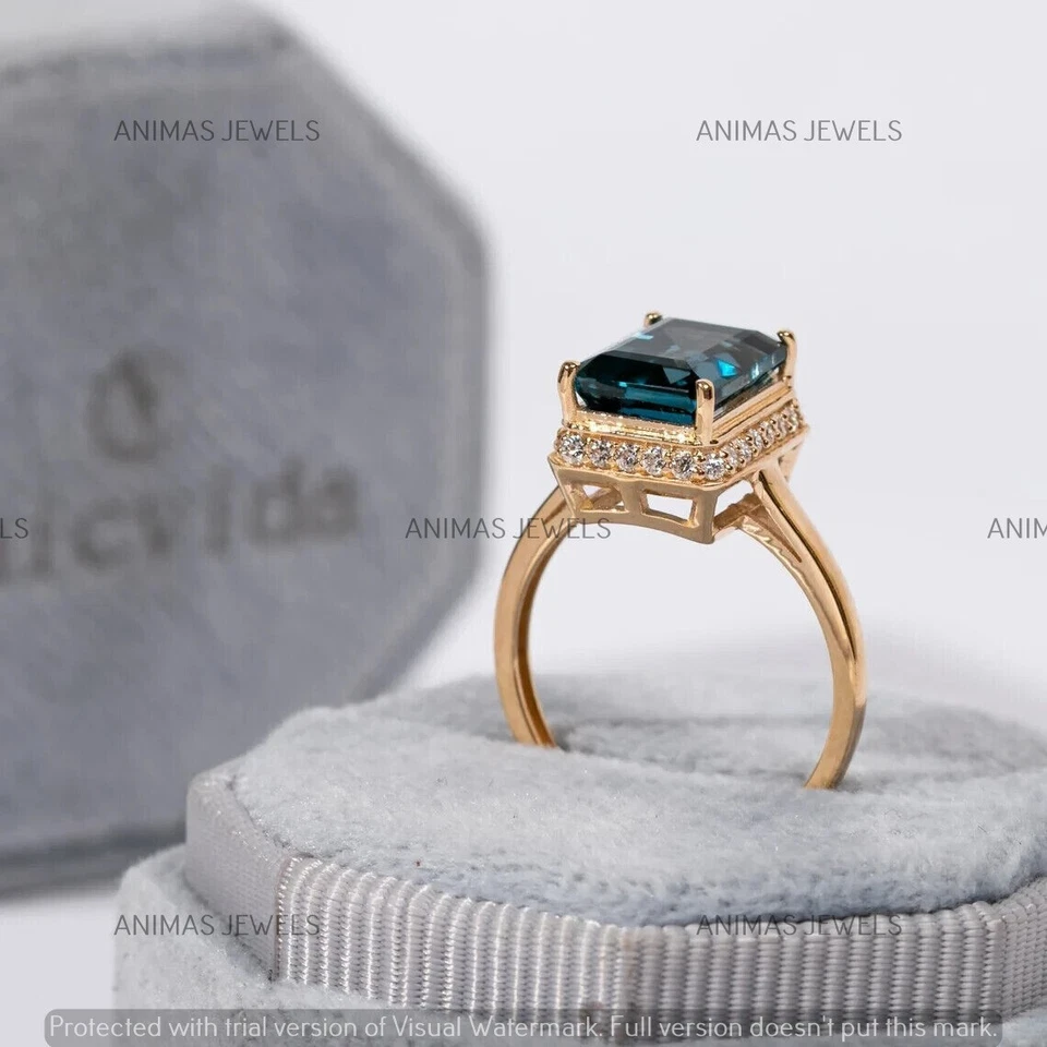 Anillo de boda con halo de topacio creado en laboratorio corte esmeralda de 2,50 quilates enchapado en oro amarillo de 14 quilates Foto 2 de 4