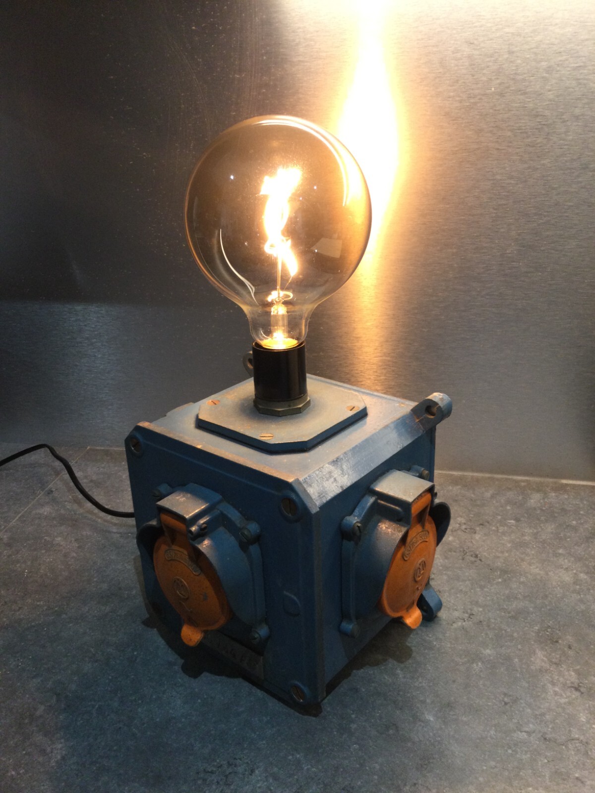 Métier création artisanal lampe style atelier pour table de chevet bois