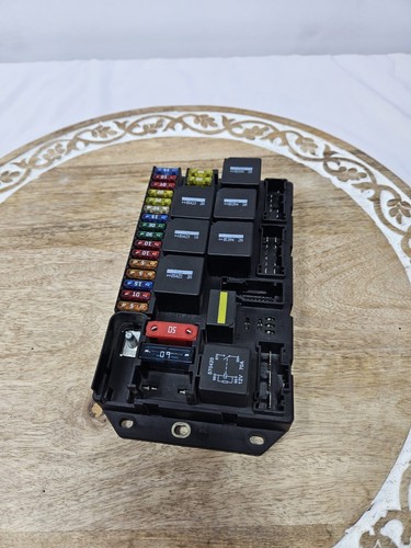 2003-2006 RANGE ROVER (L322) 4.4 REAR INTERIOR TRUNK FUSE RELAY BOX - Picture 2 of 6