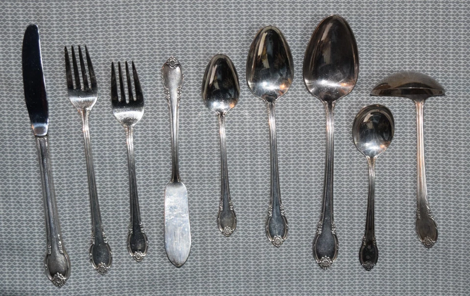 Vintage 1847 Rogers Bros Remembrance Silverware Flatware 77 Pieces 1948 - Image 3 of 4