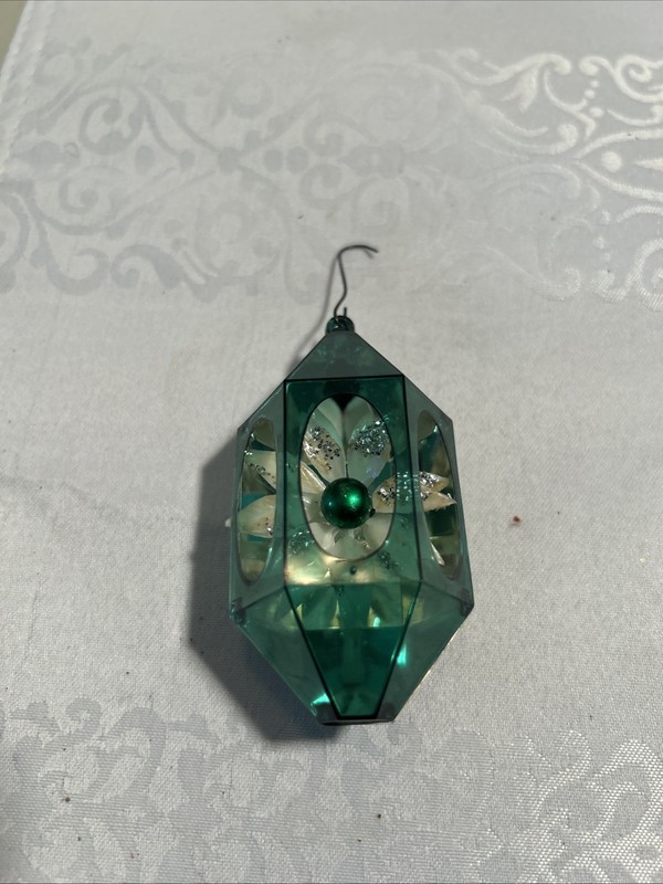 Vintage Jewelbrite Diorama Christmas Ornament GreenWith White Flower Decoration
