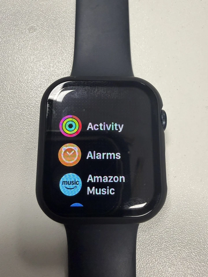 Apple Watch SE (2022) 44mm Midnight Aluminium Case with Sport Band, Regular... - Image 4 of 4