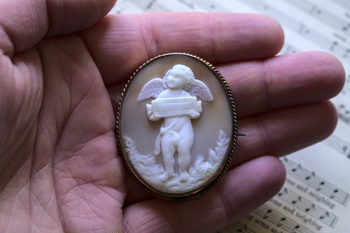 ANTIQUE ITALIAN 9K GOLD NATURAL SHELL CAMEO BROOCH CUPID DELIVERING GIFT c1870 - Picture 5 of 5