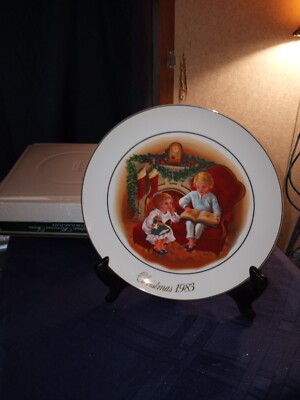 AVON  Collector Plate 1983 ''Enjoying the Night Before Christmas'' New old stock 
