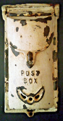 VTG CAST IRON MAIL POST BOX WALL MOUNT DOUBLE SLOT UNMARKED av