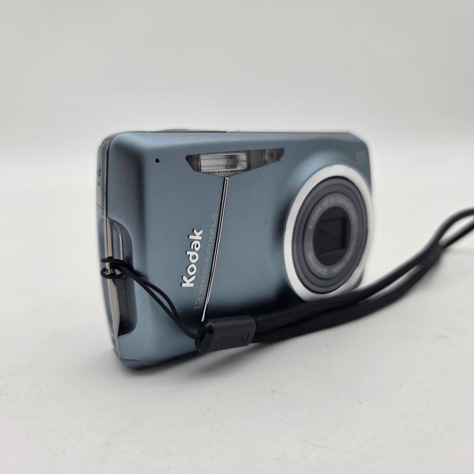 Kodak EasyShare M550 12MP Blue Digital Camera w/ Battery, Charger, & 8GB SD Card