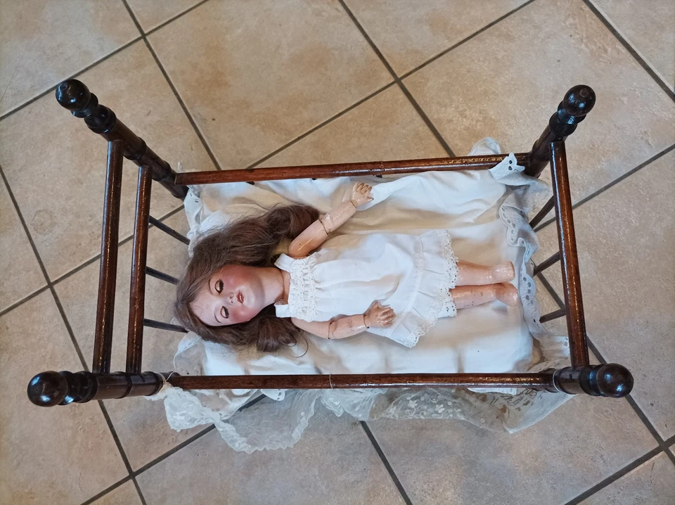 Lit ancien en pitchpin effet bambou pour poupée ancienne - Photo 2/4