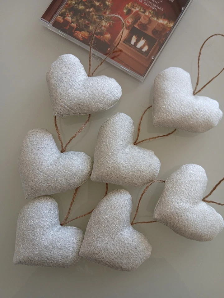 Cuori decorativi Natalizi in tessuto argento da appendere Set 7 decorazioni  - Immagine 2 di 3