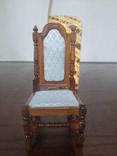 Silla de madera con respaldo alto vintage Concord Miniatures tapizada como satinado...