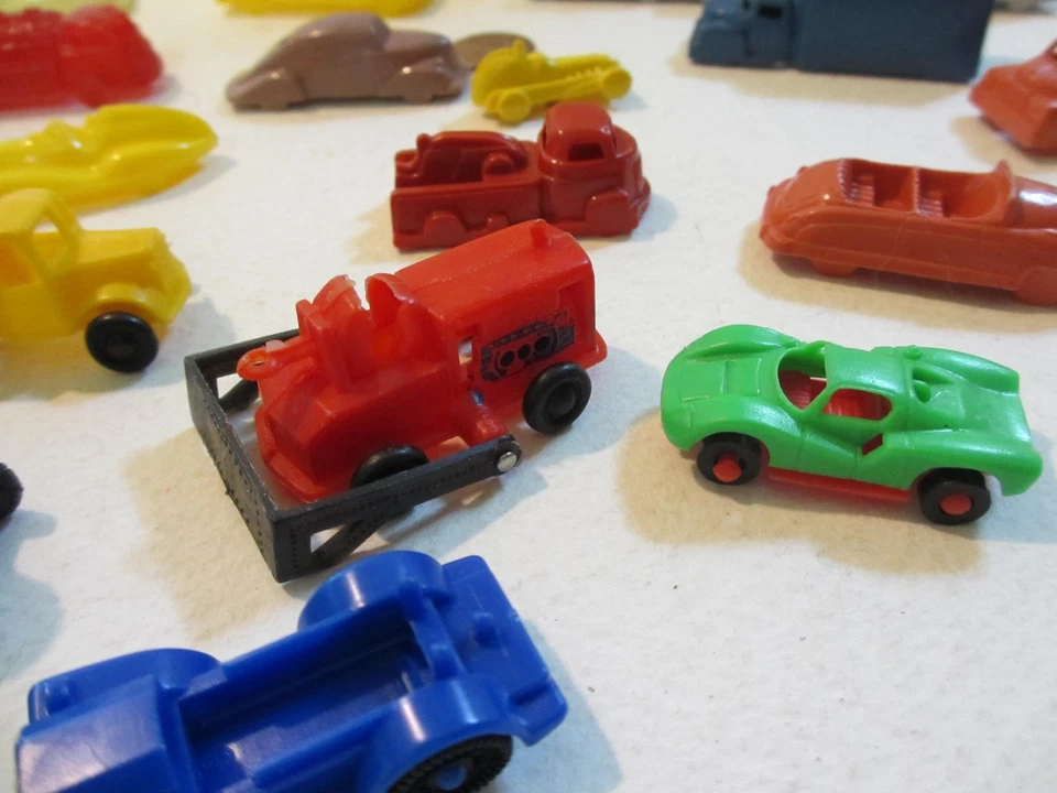 Small vehicles:  Lot of  Hard plastic 18 pieces + train, & 6 softer plastic 1950 - Image 3 of 4