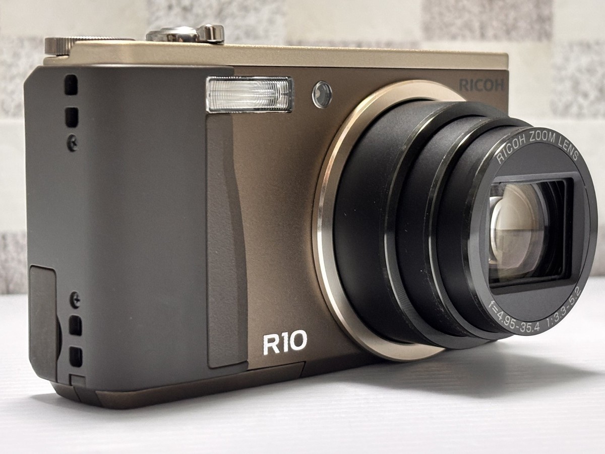 Ricoh R10 10.0 MP Wide Angle 7.1x Compact digital Camera - Brown