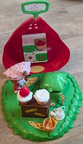 VTG 1980s STRAWBERRY SHORTCAKE BERRY BAKE SHOPPE SHOP + Accessories & Doll