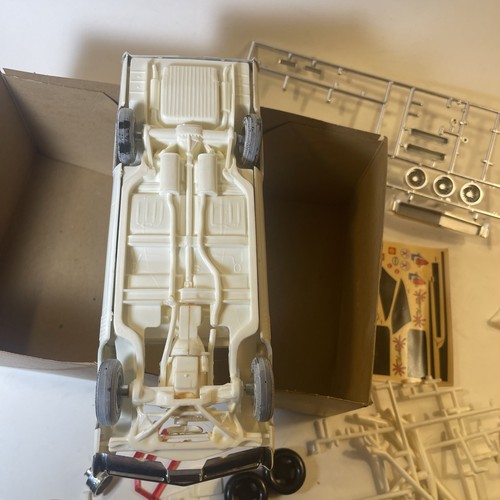 Kit Modelo Coche Buick Wildcat AMT Escala 1/25, Parcialmente Montado, con Caja, etc. - Imagen 3 de 13