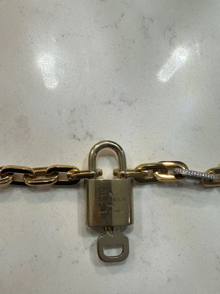 Cerradura y llave Louis Vuitton auténticas personalizadas con cadena S925 llena de oro de 18 quilates sin marca Foto 4 de 4
