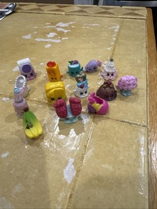 Shopkins x14 Pretend Play Groceries Miniatures Assorted Characters Multicolored
