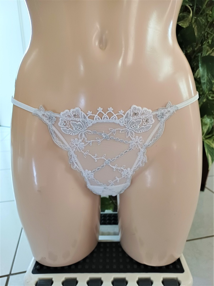 String Lise Charmel Modèle Casting Lady Réf AC0541 - Taille 3 - Blanc Avec Strass Swarovski