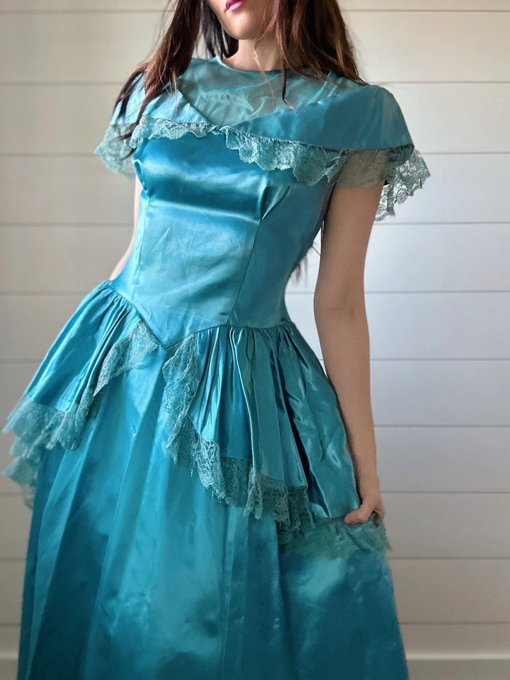 Vintage 1940s Satin Taffeta Blue Ballgown With Lace Accents Formal Dress Prom - Image 4 of 4