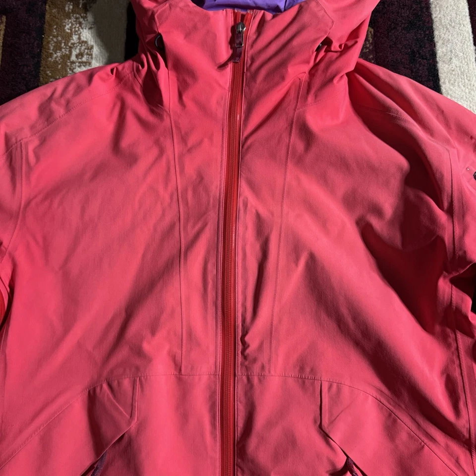 Arc’Teryx Women’s Sarissa Goretex Pro Insulated Jacket Sz Large Hot Pink - Image 4 of 4